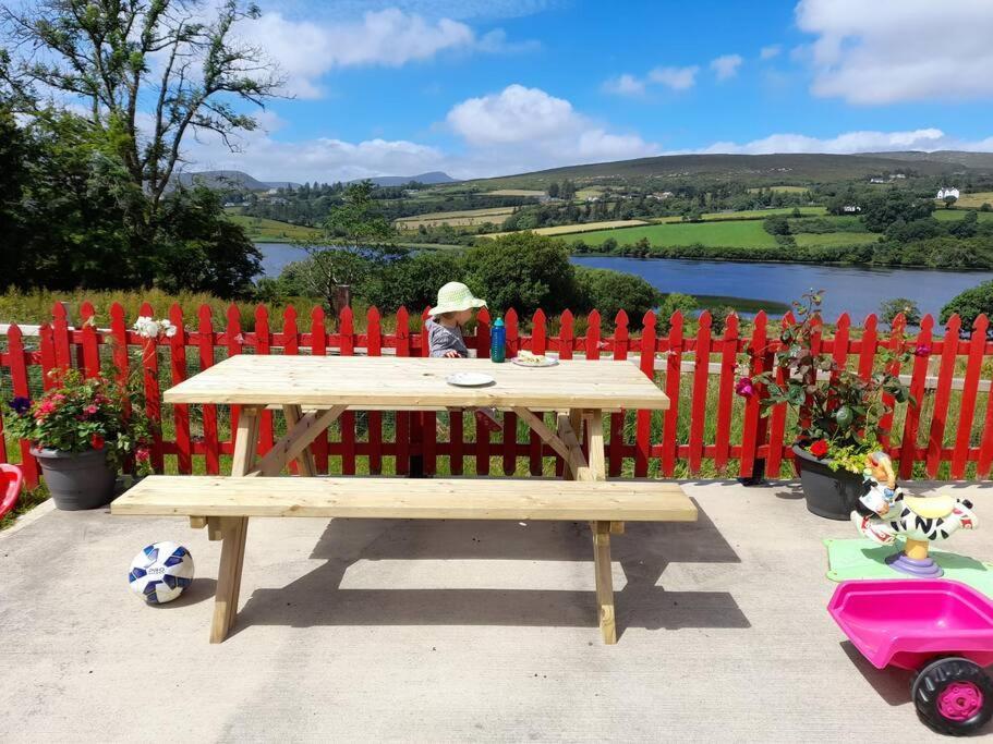 Granny'S Cottage, A Lovely Lakeside Cottage Donegal Town Exterior foto