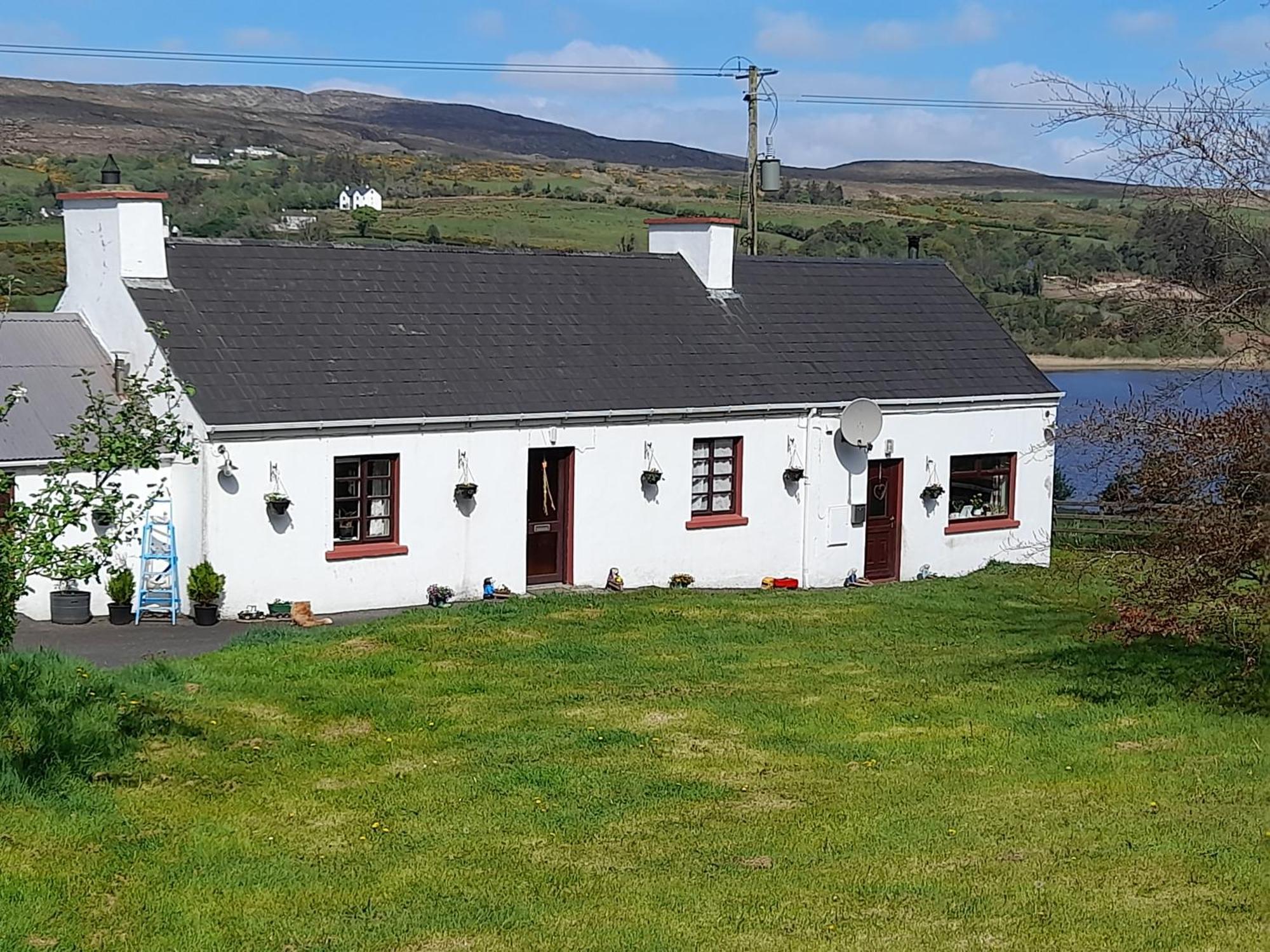 Granny'S Cottage, A Lovely Lakeside Cottage Donegal Town Exterior foto